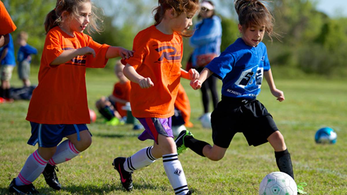 Comment encourager sainement son enfant lors des parties sportives?