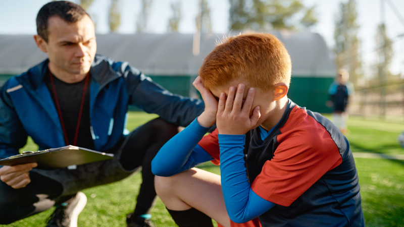 Entraineur-reconforte-jeune-athlete-qui-pleure