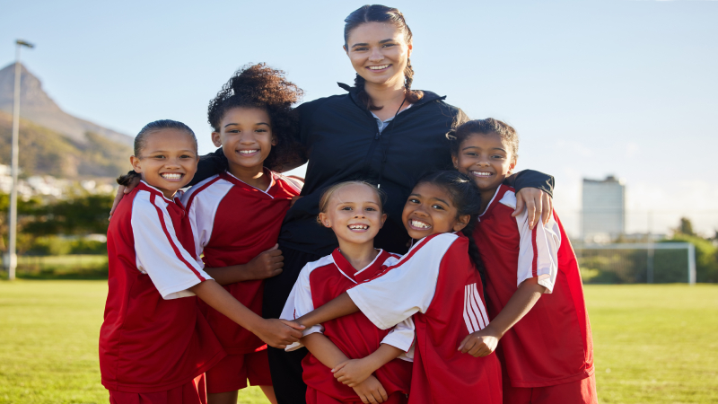 équipe de filles avec l'entraîneur