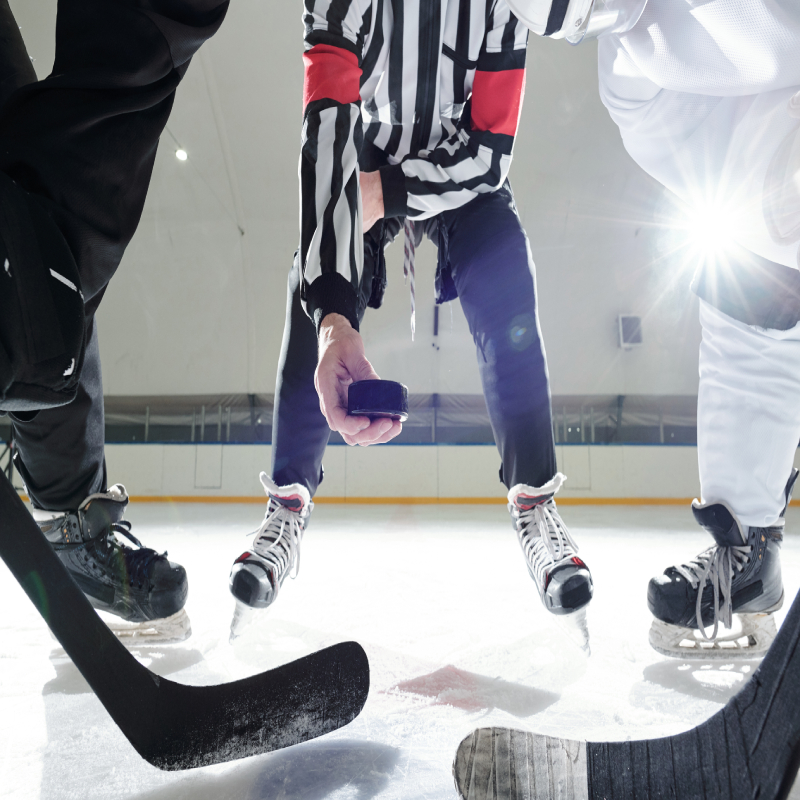 Arbitre de hockey à la mise au jeu