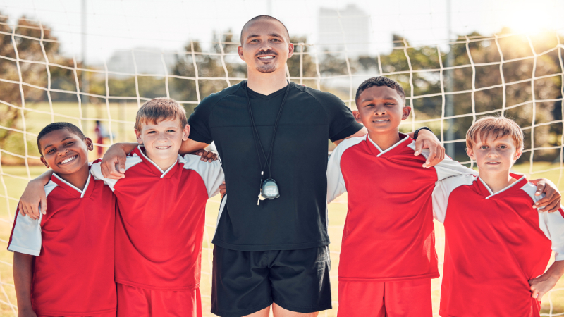 entraineur soccer avec joueurs