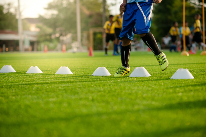 enfant qui joue au soccer