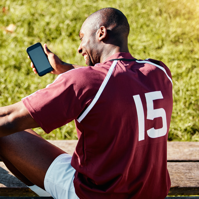 homme regardant son téléphone sur les réseaux sociaux