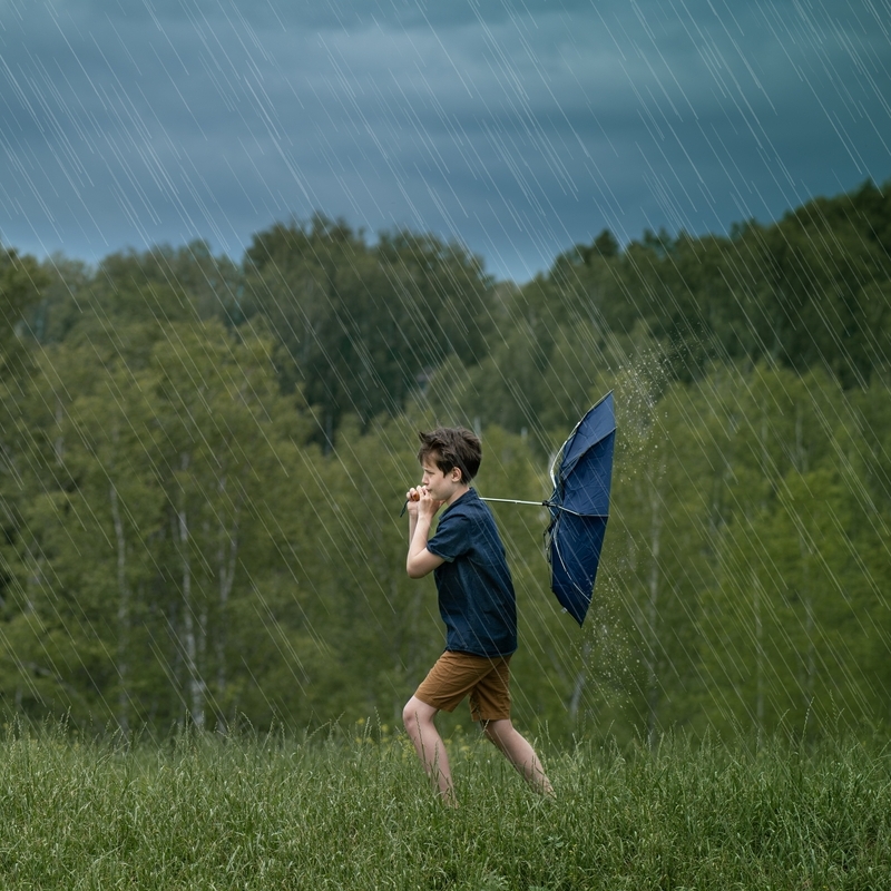 Jeune homme allant au baseball sous la pluie
