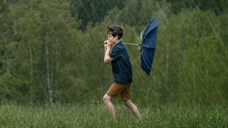 Jeune homme allant au baseball sous la pluie